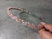 Elegancka opaska do włosów z koralikami