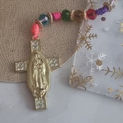 Śliczny Różaniec z MB z Gwadelupe i z pięknym krzyżykiem.Na każdym łączniku