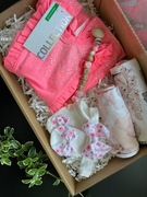 Prezentowy GIFT BOX dla niemowlaka SUKIENKA rozm68