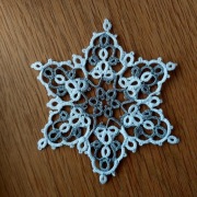 Dekor na choinkę śnieżynka frywolitka bialo-srebna