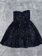 Granatowa sukienka w koronkę bez ramiączek 