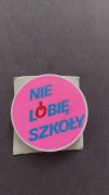 przypinka  1 szt. Nie lubię szkoły 4cm kolor do wyboru 