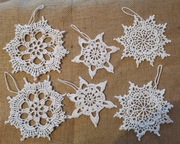 Ozdoby na choinkę śnieżynki - rękodzieło 