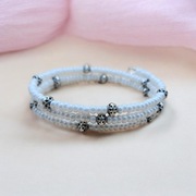 Bransoletka na drucie pamięciowym – białe koraliki ze srebrnymi akcentami