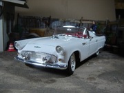 Thunderbird 1956 Revell 1:18 bez pudła biały