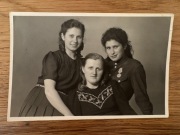 Zdjęcie dziewczyny z Armii Czerwonej odbierającej medal za odwagę (1799)  