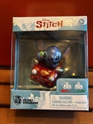 STITCH - DISNEY - FIGURKA - CZERWONY SAMOCHÓD - BEAST KINGDOM