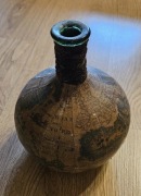 Butelka ozdobna oklejona starą mapą. 