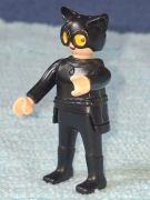 Figurka kolekcjonerska Catwoman od Kinder seria Playmobil.