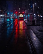 Plakat Tramwaj Nocą A4 | Deszczowe Miasto | City Lights | Papier Foto 210g