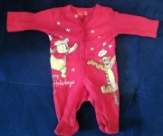 Świąteczny pajacyk niemowlęcy Kubuś Puchatek, r.56