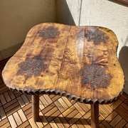 Rzeźbiony stół drewniany w stylu góralskim