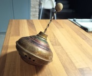 Stary blaszany bączek grający  Zabawka retro PRL  Vintage antyk