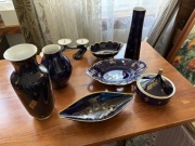 Zestaw różnych naczyń kobaltowych z PRL