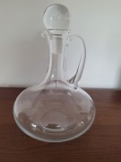 Szklana karafka do wina z korkiem. 