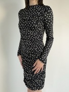 Czarna sukienka w kwiatki z marszczeniem rozm. L Cropp