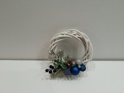 Wianek świąteczny wiklinowy biały z niebieskim boże narodzenie zima