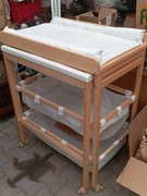 Przewijak z podwieszanymi półkami oraz wysuwaną wanienka 