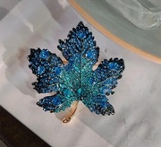 Nowa broszka niebieski listek wysadzany diamencikami w złotej oprawie