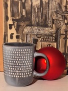 Szary ceramiczny kubek w białe kropki minimalistyczny design