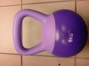 fioletowy, miękki kettlebell o wadze 8 kg,
