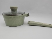 Zielony rondelek z pokrywką