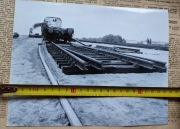 Fotografia PRL tory kolejowe szyny układanie PRL