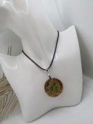 Perydot zatopiony w żywicy jubilerskiej