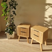 Szafka nocna dębowa z lamelami – 2 szuflady