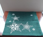 Świąteczna, haftowana, zielona poszewka 40x40