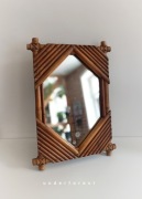 Lustro w wiklinowej oprawie stojące retro boho