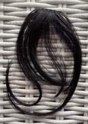 Delikatna grzywka upiększająca głęboka czerń