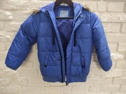 Kurtka zimowa chłopięca – niebieska, z kapturem i futerkiem rozmiar 122/128