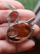 Piękna zawieszka, serce łabędzia. Bursztyn 