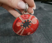 Wisiorek srebrno-czerwony, ozdobny z cekinami