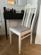 Krzesło drewniane białe + szare siedzisko z wysokim oparciem odnowione