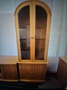 Dębowa komoda wysoka z witryną PROMOCJA