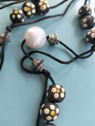 Czarne drewniane korale