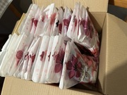 Pudło z nowymi etui IPhone / Samsung