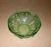 Misa, salaterka ze szkła uranowego.