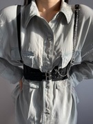 Czarny skórzany pas na klatkę piersiową z łańcuchem