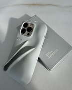 Rhode Lip Case – kultowe etui kolor szary neutralny 15 PRO MAX