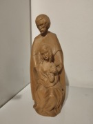 Figurka rzeźbiona z drzewa z Matką Boską i Jezusem 