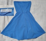 Sukienka dziewczęca z odkrytymi plecami