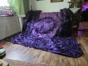 Piękna narzuta w kolorze fioletowym obszyta srebrna nicią z dwoma poszwami 
