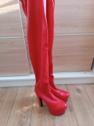 Czerwone kozaki za kolano 