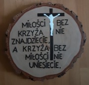 Krzyż z napisem namalowanym ręcznie na drewnie