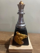 Puchar szachowy Hetman Królowa z wizerunkiem skoczka Statuetka