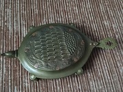 Stara tarka w kształcie żółwia do warzyw z kokosowym skrobakiem.