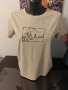 Stylowa beżowa koszulka z unikalnym nadrukiem